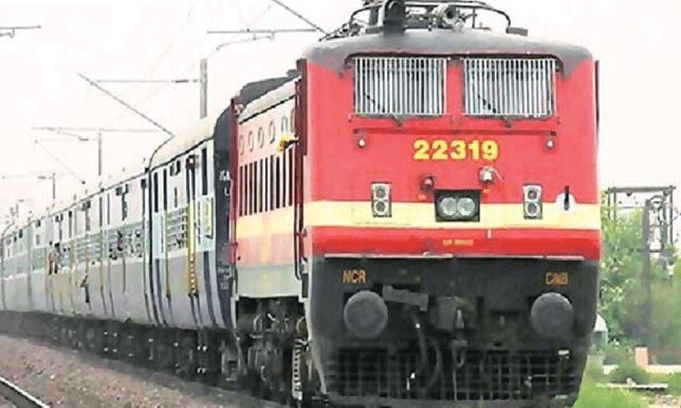 Indian Railways | कोंकण रेलवे और दक्षिण-पश्चिम रेलवे में भूस्खलन और जलजमाव के कारण कुछ ट्रेनों को रद्द तो कुछ को किया गया डायवर्ट
