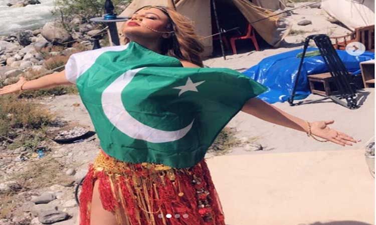राखी की नई नौटंकी: पाकिस्तानी झंडे को सीने से लगाए दिखीं राखी सावंत, भड़के फैंस -VIDEOS